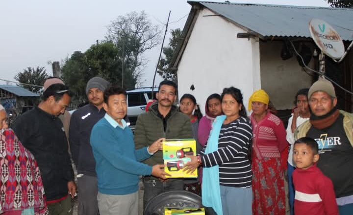 दोधारा चाँदनीमा जंगली हात्तीबाट अन्नवाली जोगाउन सर्चलाईट वितरण